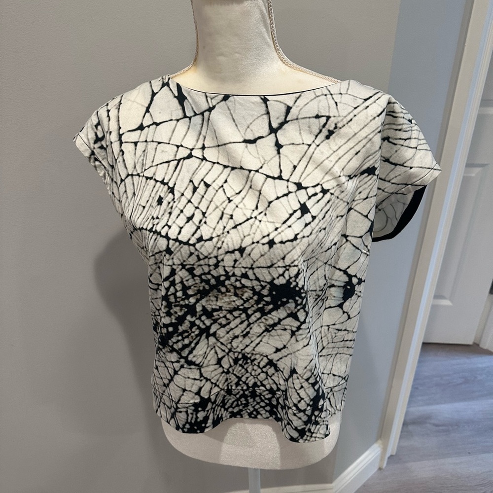 Women's abstract black and white print top